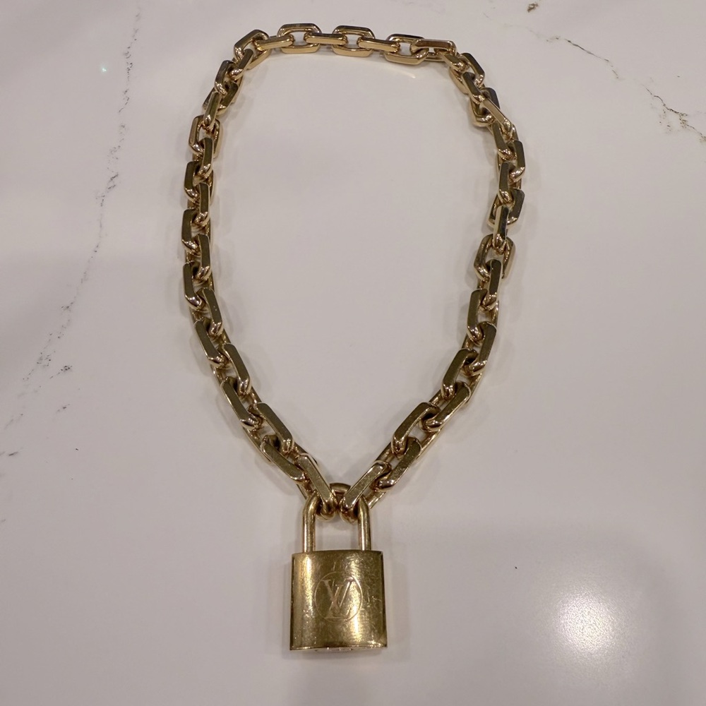 Louis Vuitton LV Edge Necklace Cadenas